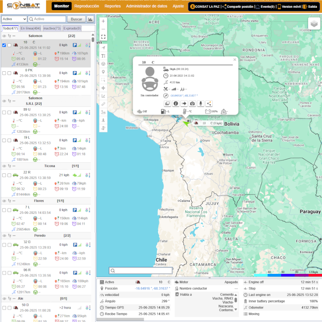 Interfaz web de la plataforma GPS Dashboard mostrando un mapa con vehículos en seguimiento en tiempo real, con gráficos y paneles de control modernos