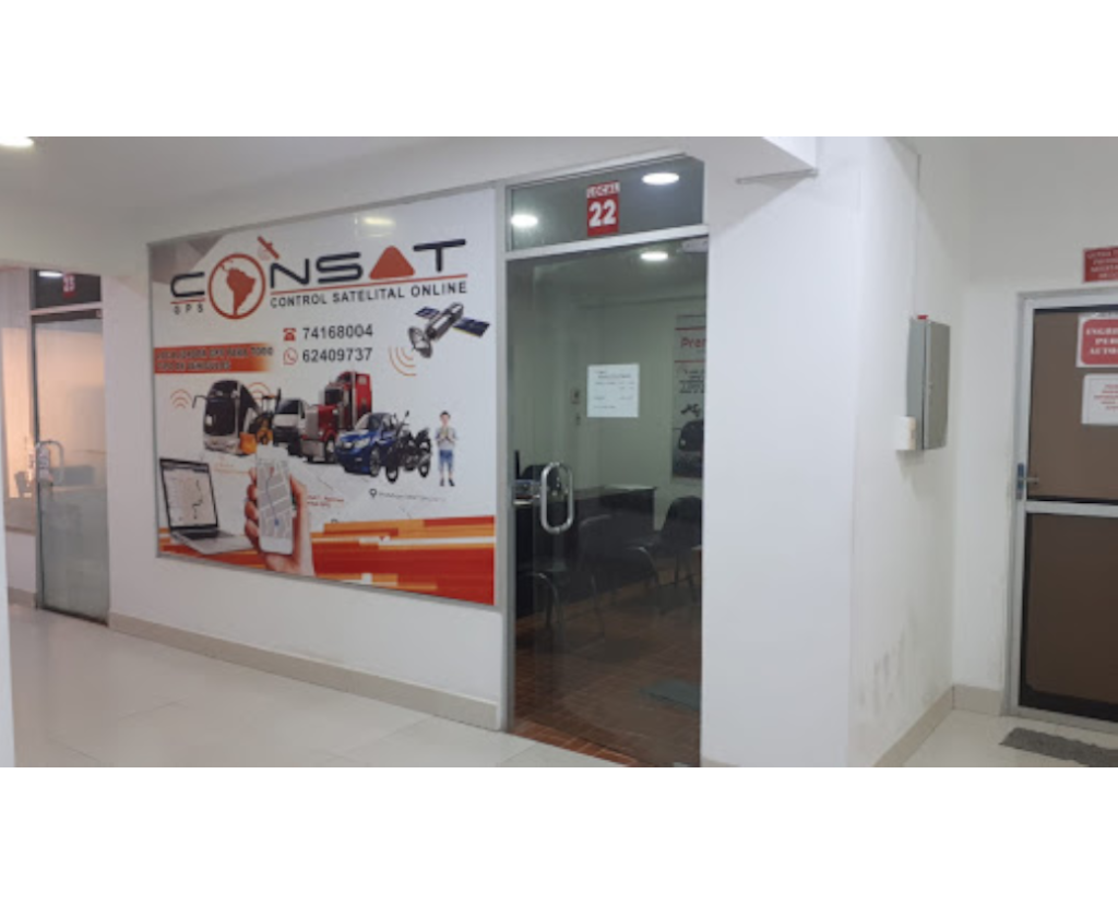 Vista panorámica de la sucursal en La Paz, Bolivia, con montañas al fondo y un edificio moderno