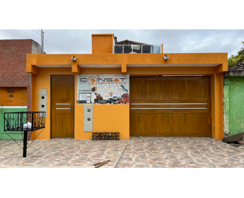 Fachada moderna de la sucursal en Santa Cruz, Bolivia, con un edificio blanco y un cielo azul claro